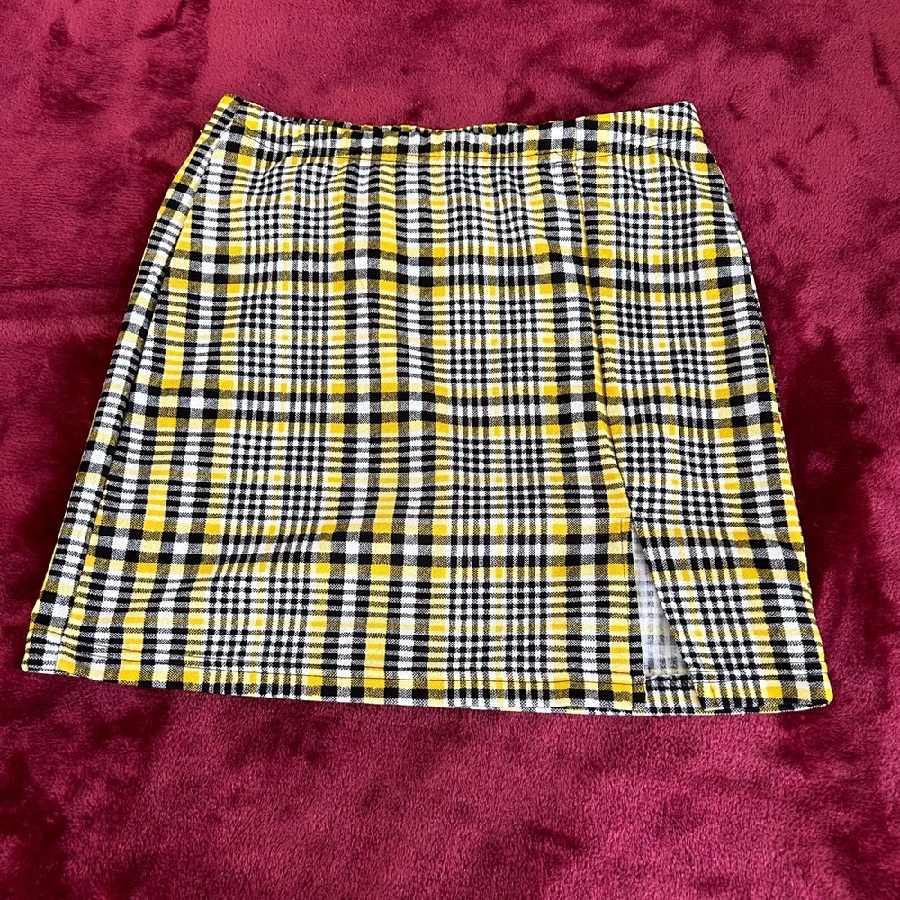 SHEIN Yellow and Black Slit Mini Skirt for Casual Wear